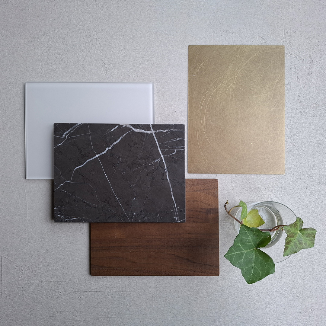 .VITRUM LUCIDO BIANCO NUVOLA- MARMO ANTALIA GRIGIO- NOCE TATTILE – OTTONE ANTICATO