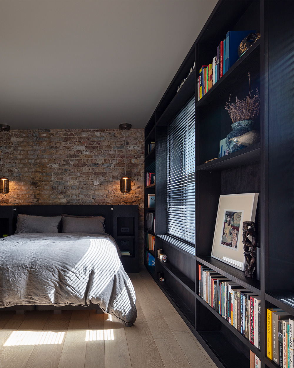 05_LONDON SOLAR HOUSE MAIN BEDROOM_PHOTO CREDIT NICK KANE