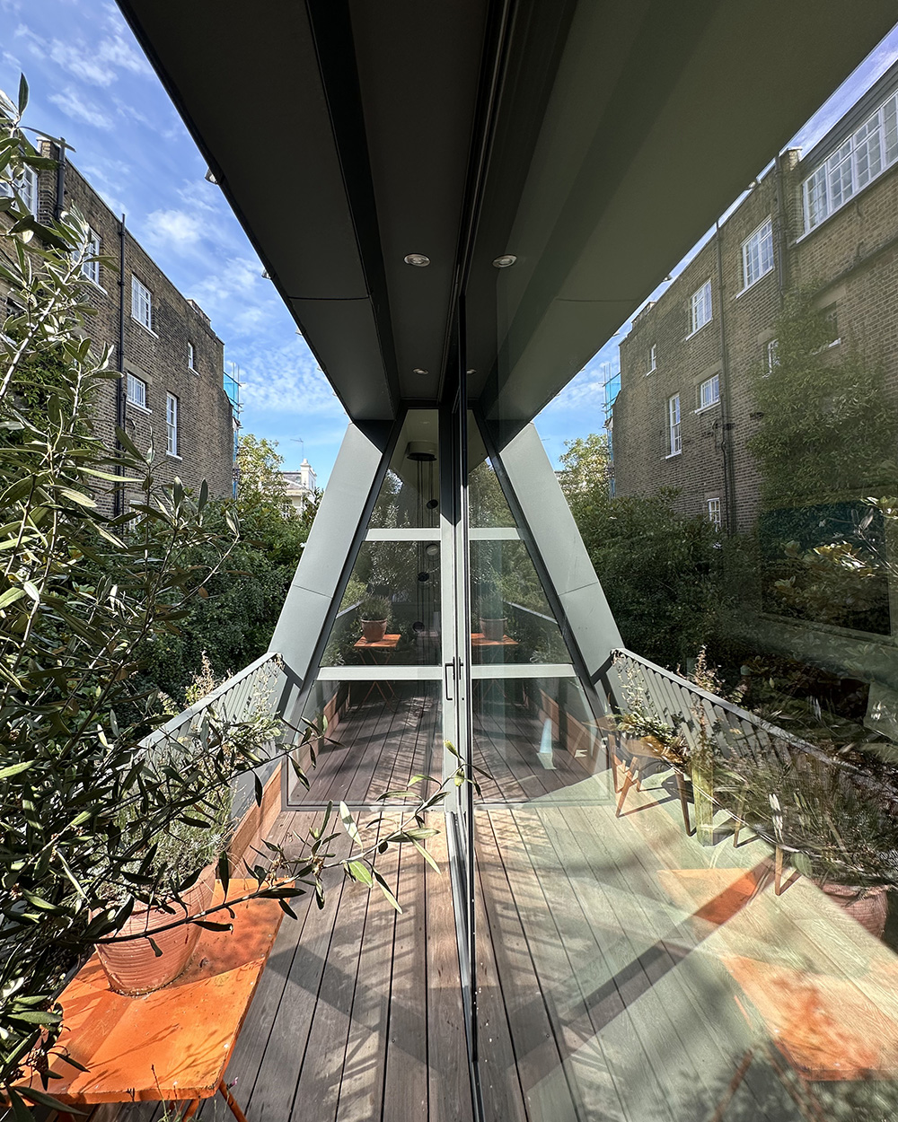 10_LONDON SOLAR HOUSE SECOND FLOOR TERRACE_PHOTO CREDIT ARCHI-TECTONICS NYC