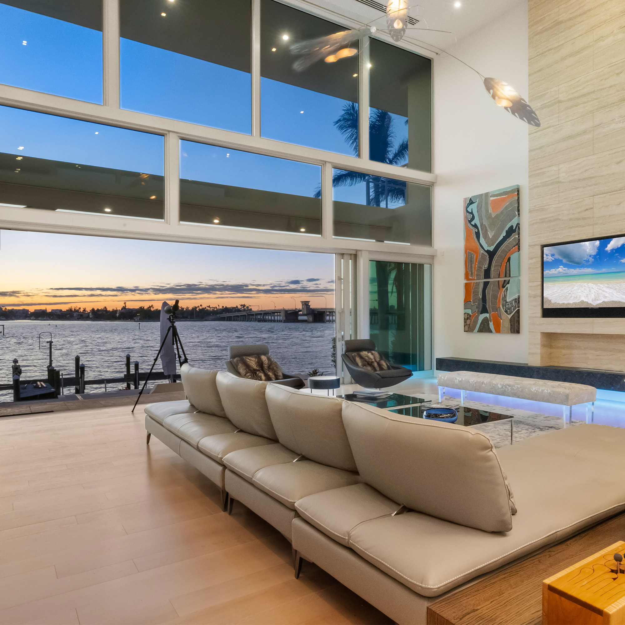 grand-living-sapces modern luxury apartment